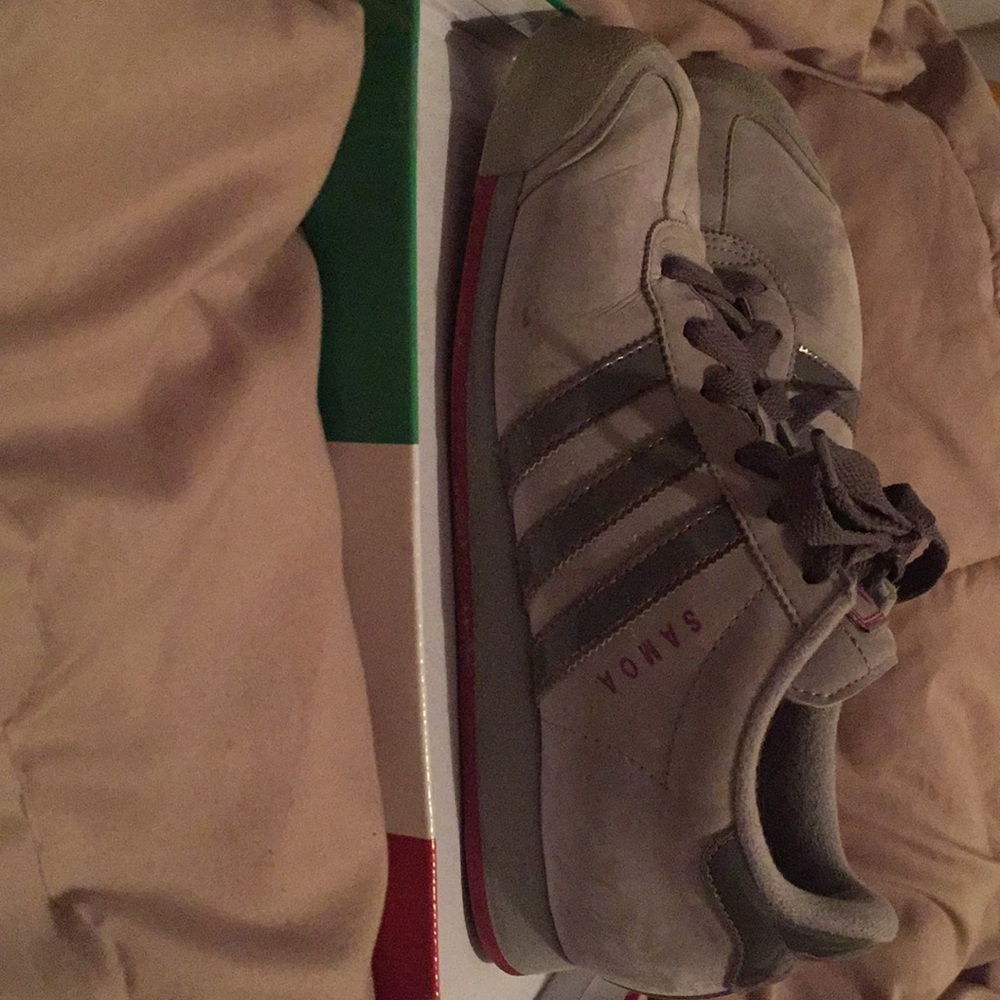 Size 8 women’s gray and fuchsia adidas Samoa.